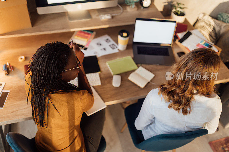 Top view of Two Businesswomen Working On Computer In Office .两个在办公室工作的女商人